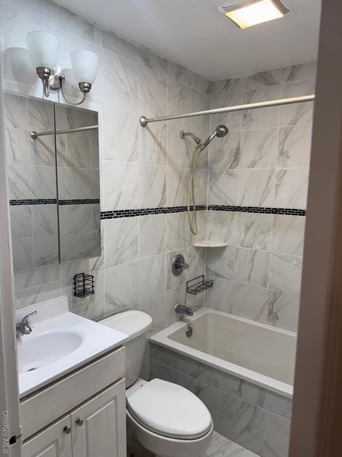 1f-47-25 208th St, Bayside, NY, 11361-3214 | Card Image