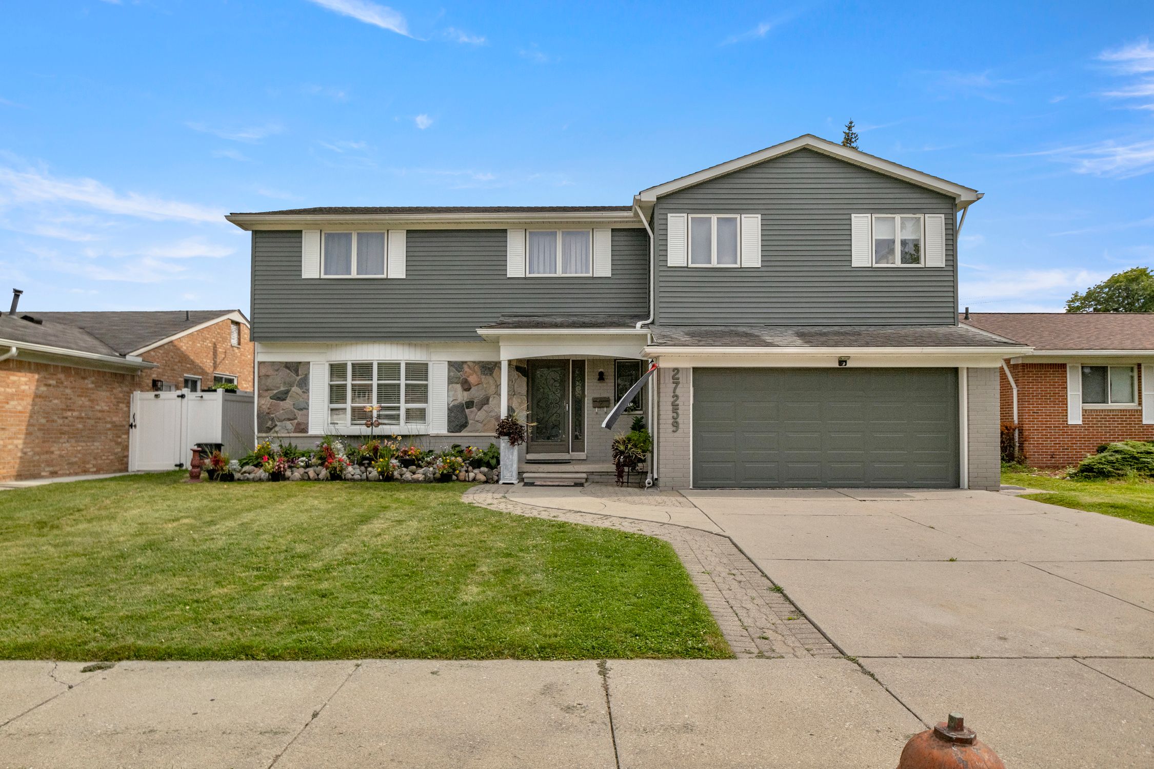 Kingswood Dr, Dearborn Heights, MI 48127