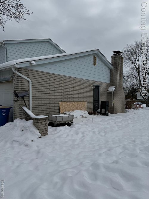 7731 Pleasant Manor Dr, Waterford, MI, 48327-3684 | Card Image