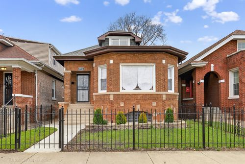 8132 S Paxton Ave, Chicago, IL, 60617-1160 | Card Image