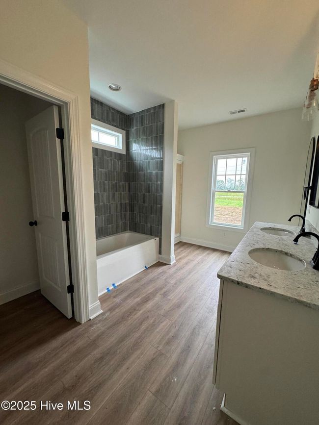 Master Bathroom | Image 7