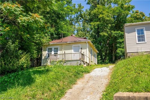 161 Fernwood Ave, Barberton, OH, 44203-1336 | Card Image