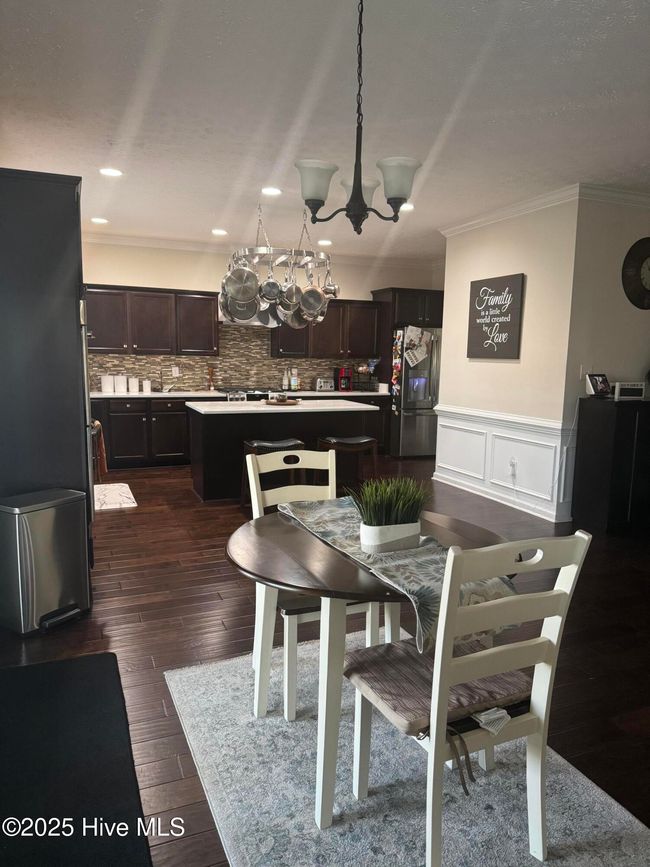 Eat-in kitchen | Image 7