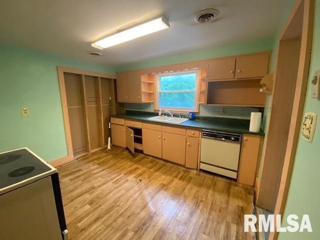 1072 Creal Springs Rd, House other with 2 bedrooms, 2 bathrooms and null parking in Creal Springs IL | Image 32