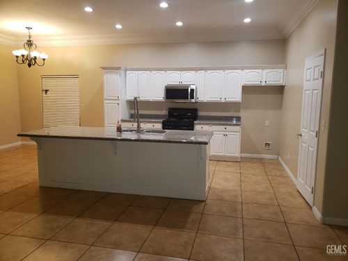 2801 Giovanetti Ave, Bakersfield, CA, 93313-5244 | Card Image