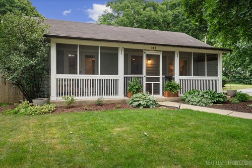 912 Jackson Ave, St. Charles, IL, 60174-3026 | Card Image