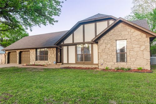 2422 S Maywood Dr, Claremore, OK, 74017-4832 | Card Image