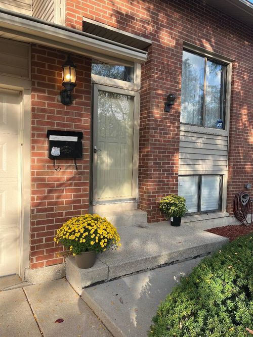 18650 Golfview Dr, Hazel Crest, IL, 60429-2420 | Card Image