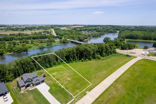 118 Deerfield Cir, Waverly, IA, 50677-9137 | Card Image