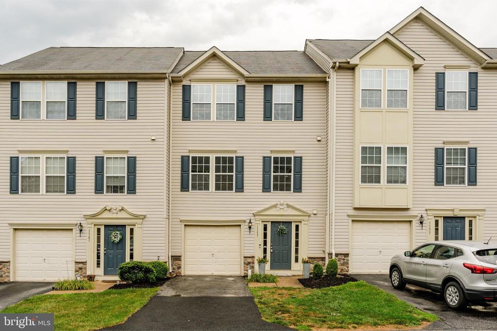 Blue Bird Ln, York, PA 17402