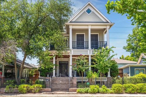 945 Waverly St, Houston, TX, 77008-6757 | Card Image