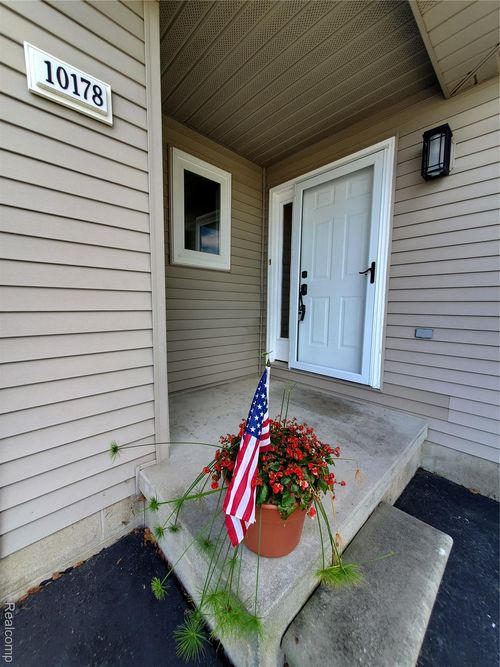 10178 Hawthorne Cir, Goodrich, MI, 48438-9224 | Card Image