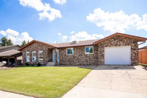 5821 45 Avenue, Lacombe, AB, T4L1M6 | Card Image