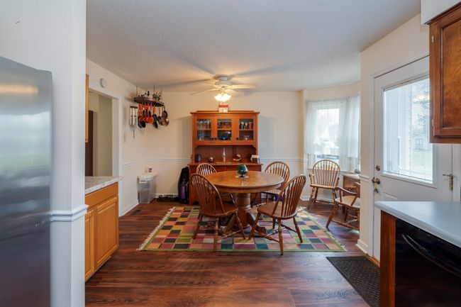 Large eating area in the kitchen | Image 20