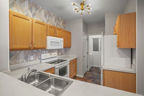 10025 Sunrise Dr, Grand Blanc, MI, 48439-9435 | Card Image