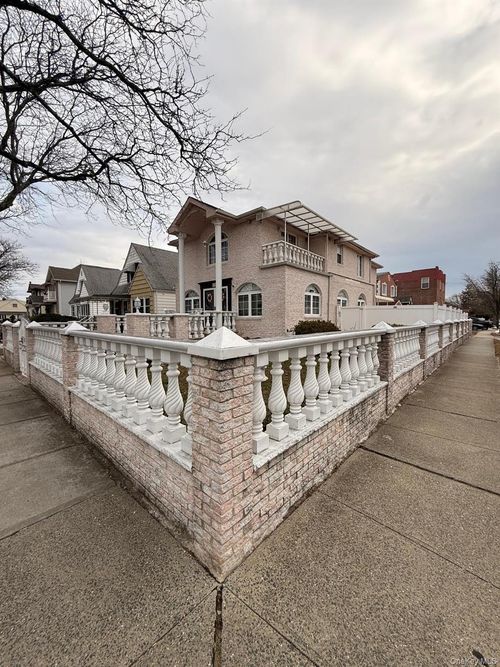 26504 79th Ave, Glen Oaks, NY, 11004-1359 | Card Image