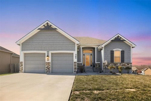 706 Crestridge Dr, Kearney, MO, 64060-7116 | Card Image