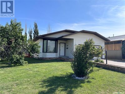 441 Petterson Dr, House other with 4 bedrooms, 3 bathrooms and null parking in Estevan SK | Image 2