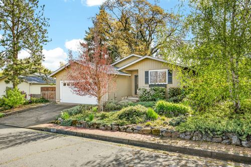 760 Oak Knoll Dr, Ashland, OR, 97520-1447 | Card Image