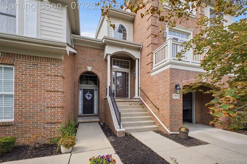 37576 Newburgh Park Cir, Livonia, MI, 48152-1372 | Card Image