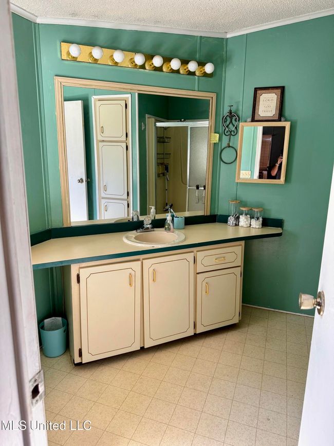 Master Bathroom | Image 36