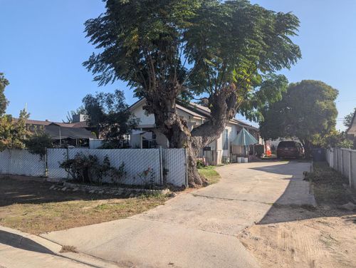 426 L St, Sanger, CA, 93657-2590 | Card Image