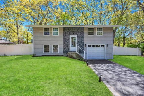 32 Lodge Ln, East Setauket, NY, 11733-3302 | Card Image