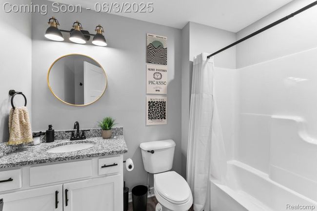 Second level full bath | Image 30