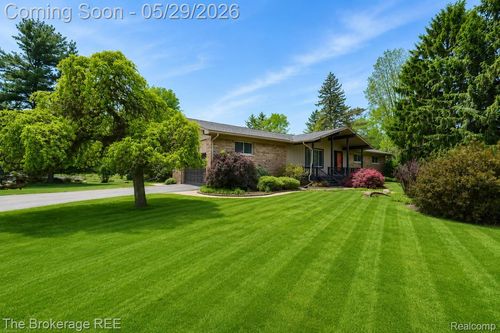 6933 Hubbard Hills Dr, Clarkston, MI, 48348-2832 | Card Image