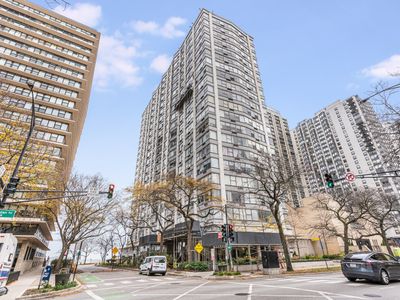 17A - 5757 N Sheridan Road, Condo with 3 bedrooms, 2 bathrooms and 1 parking in Chicago IL | Image 1