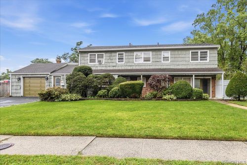 1 Greentree Cir, Westbury, NY, 11590-1510 | Card Image