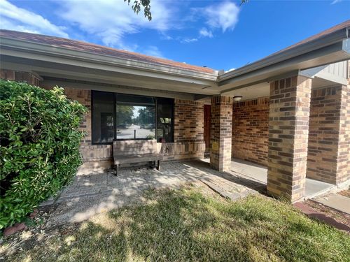 4201 Whitman Ln, Grand Prairie, TX, 75052-3931 | Card Image