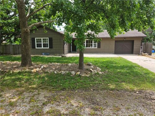 3 N 12th St, Louisburg, KS, 66053-3546 | Card Image
