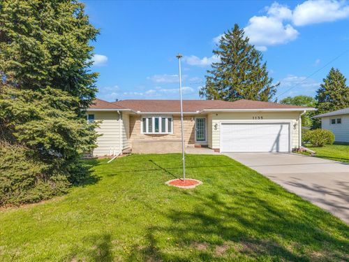 1135 North 11th Street, Clinton, IA, 52732 | Card Image