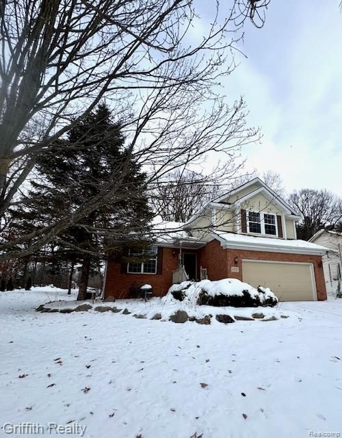 2557 Hilltop Ln, Howell, MI, 48843-6767 | Card Image