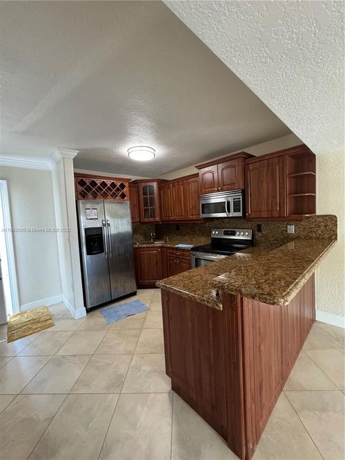 apt-202-2740 W 76th St, Hialeah, FL, 33016-5624 | Card Image