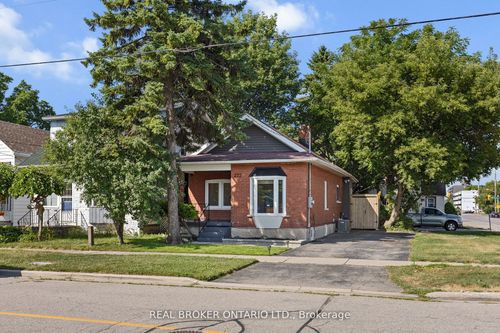 272 Burk St, Oshawa, ON, L1J4C4 | Card Image