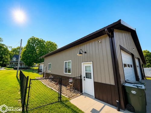 911 Mills St, Brooklyn, IA, 52211-9449 | Card Image