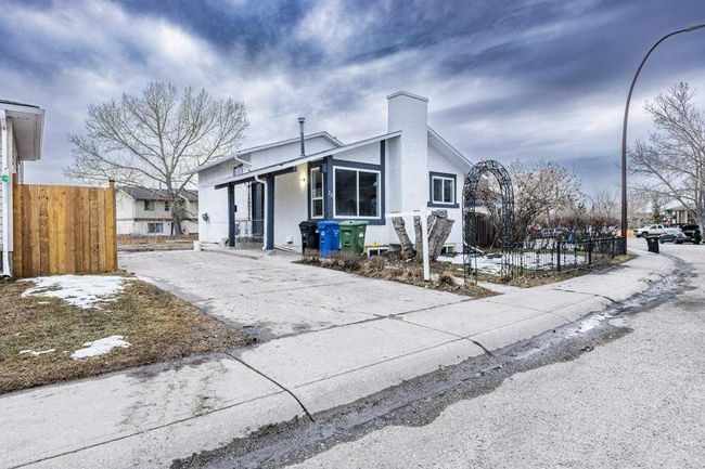 15 Castlepark Way Ne, Home with 5 bedrooms, 2 bathrooms and 2 parking in Calgary AB | Image 4