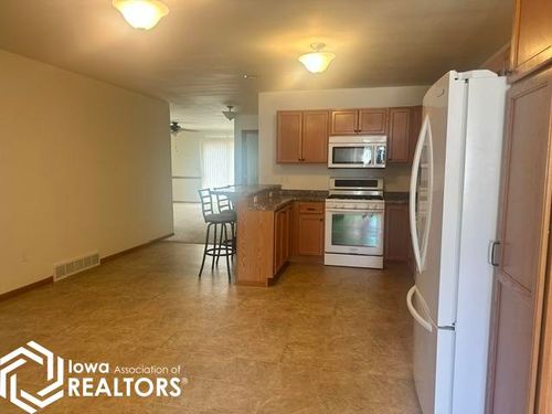 483 5th St Sw, Britt, IA, 50423-1328 | Card Image