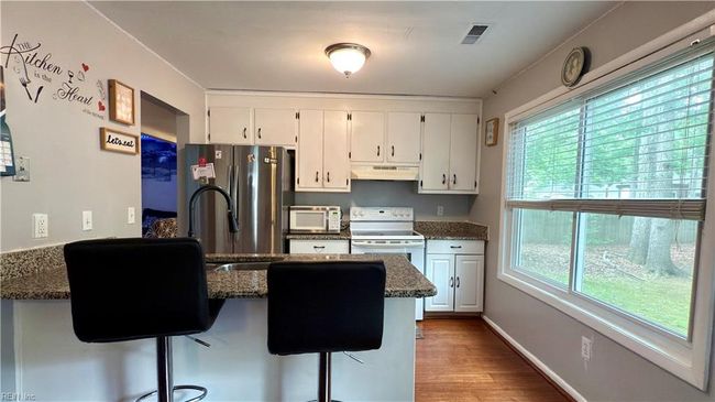 Breakfast Area / Kitchen | Image 5