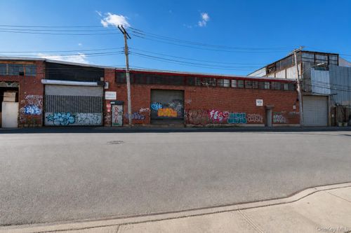 585 Meserole St, Brooklyn, NY, 11237-1119 | Card Image