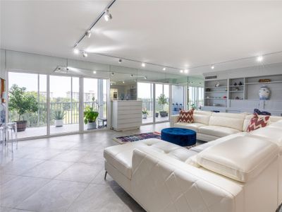 Spacious Updated Penthouse on the Golf Course | Image 1