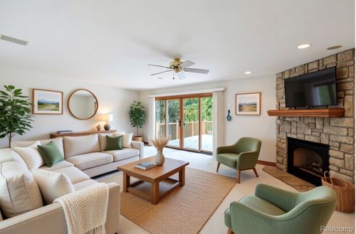 23220 Huron River Dr, Rockwood, MI, 48173-1213 | Card Image