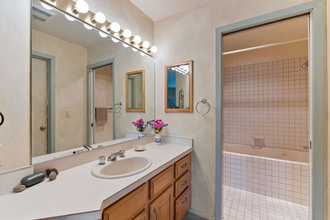 Deep jetted tub, large walk-in closet | Image 25