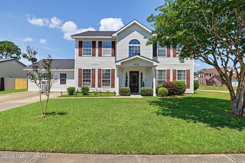 915 Wildwood Ln, Biloxi, MS, 39532-3240 | Card Image