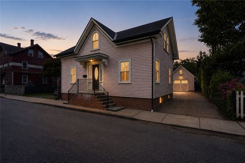 21 Elm St, Newport, RI, 02840-2404 | Card Image