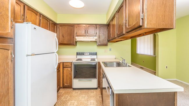 18320 Raleigh Square Dr, Condo with 2 bedrooms, 2 bathrooms and null parking in Southgate MI | Image 18