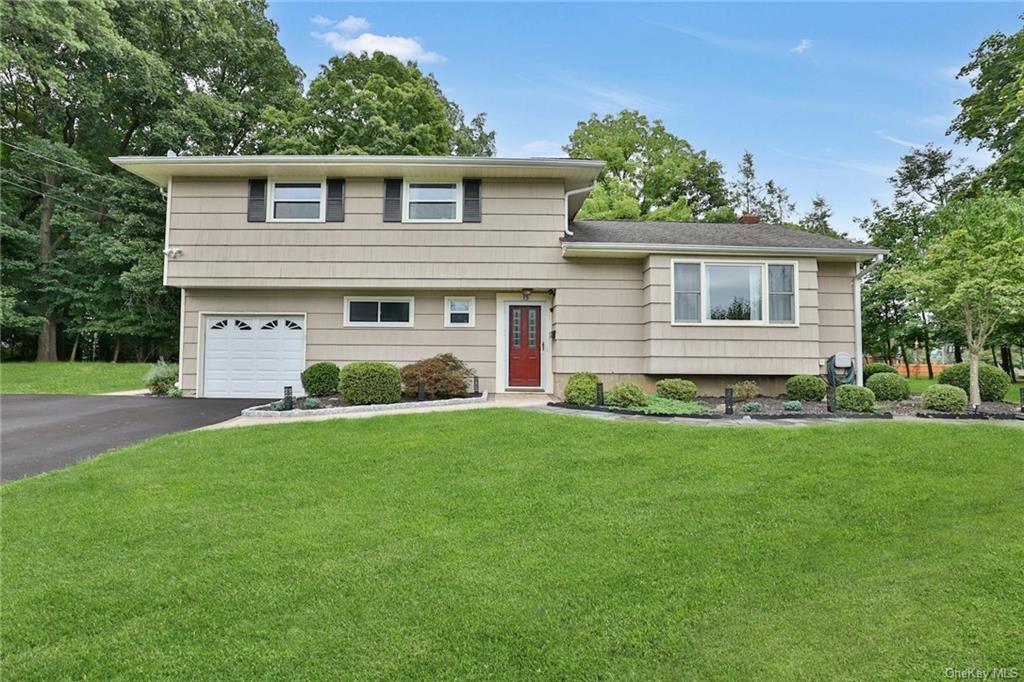 Surrey Ct, New City, NY 10956