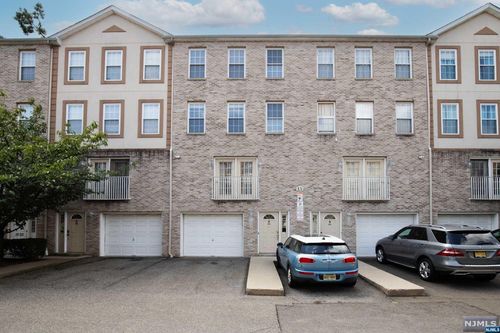 15 Zabriskie St, Hackensack, NJ, 07601-4958 | Card Image